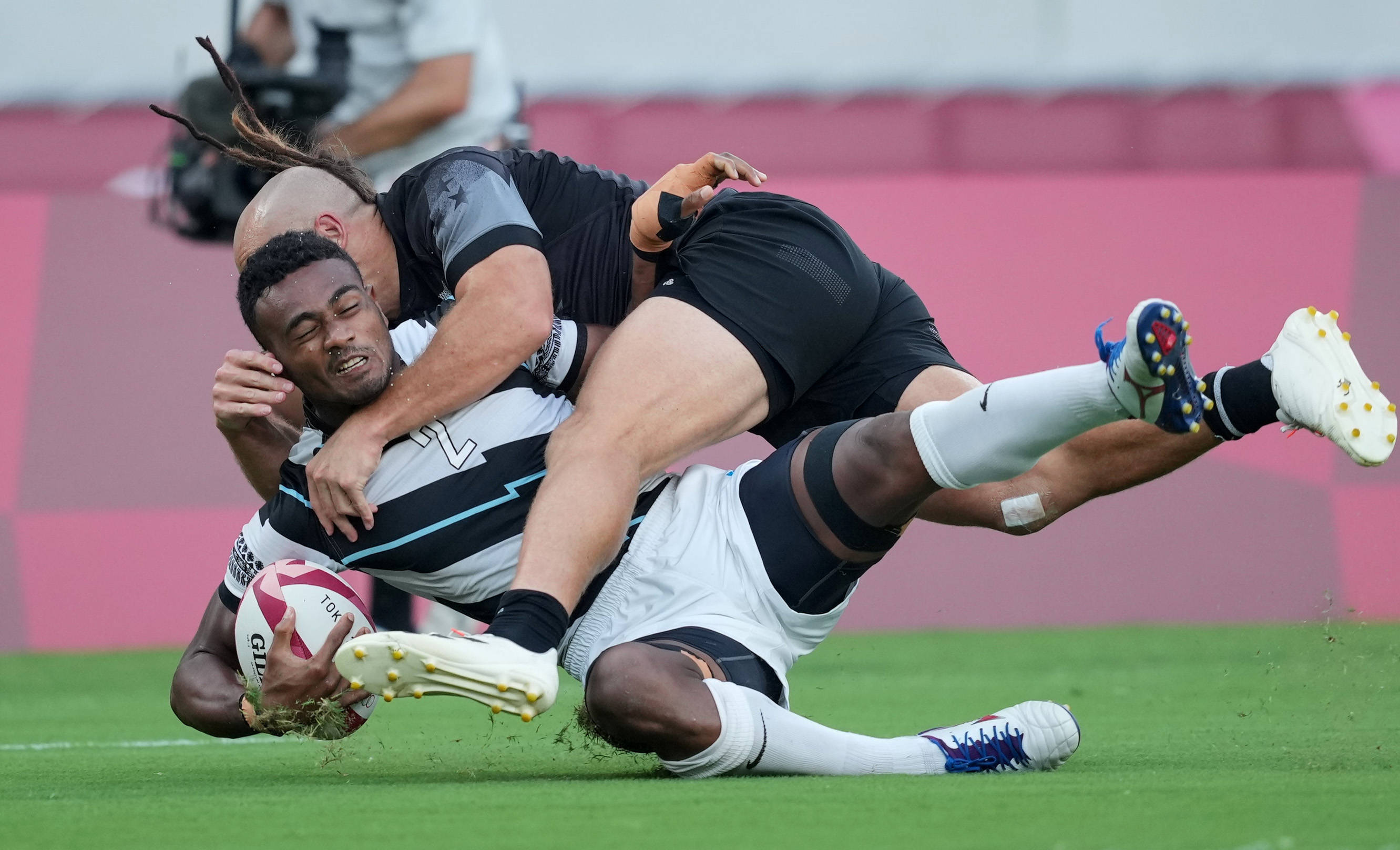 橄榄球选手刷新世界纪录,震撼全场 橄榄球选手刷新世界纪录,震撼全场