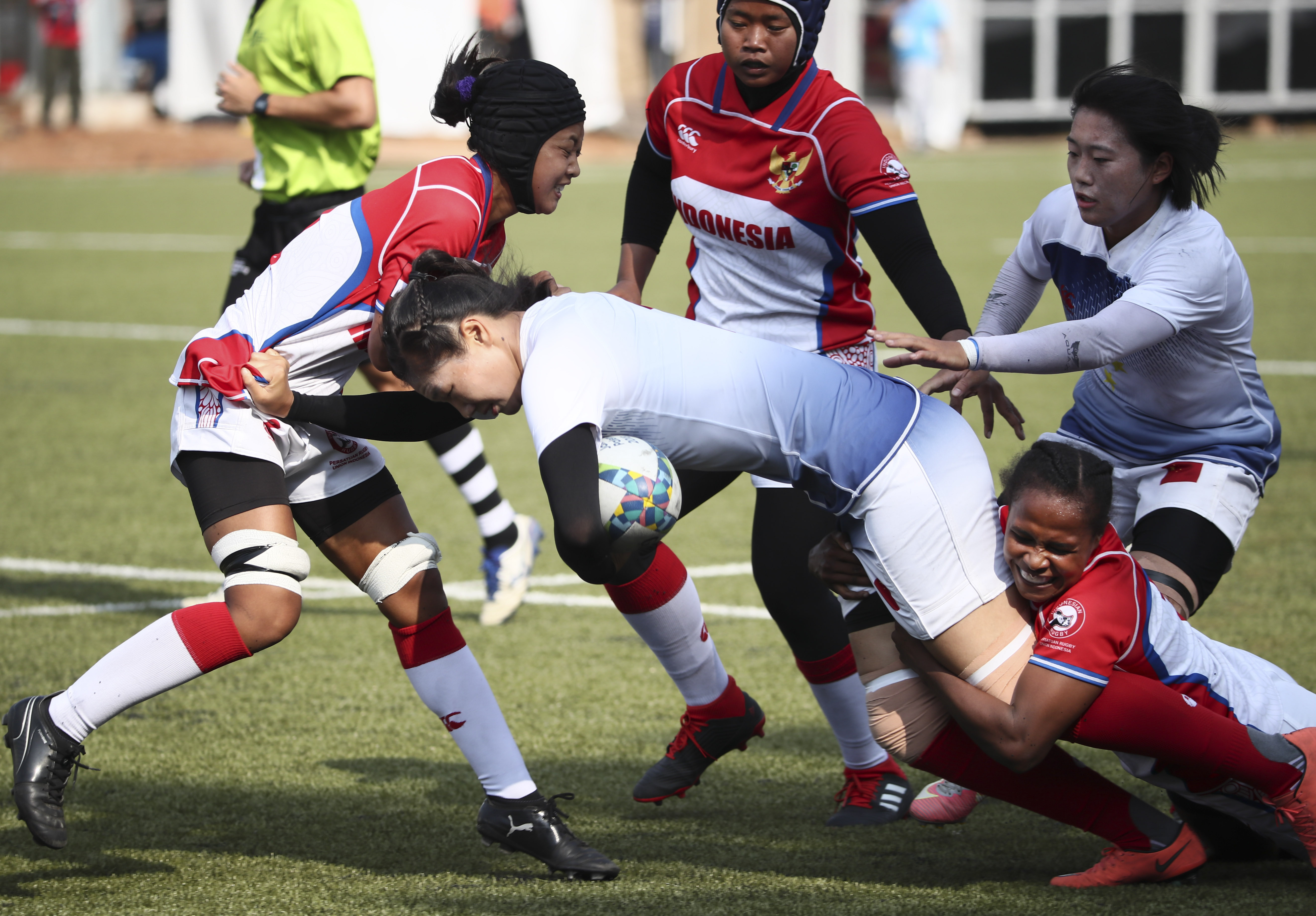 橄榄球选手刷新世界纪录,震撼全场 橄榄球选手刷新世界纪录,震撼全场