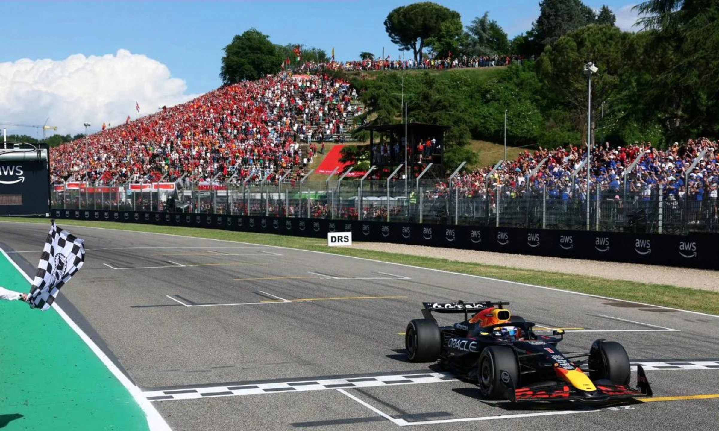 红牛车队力克梅赛德斯，勒克莱尔带队取胜