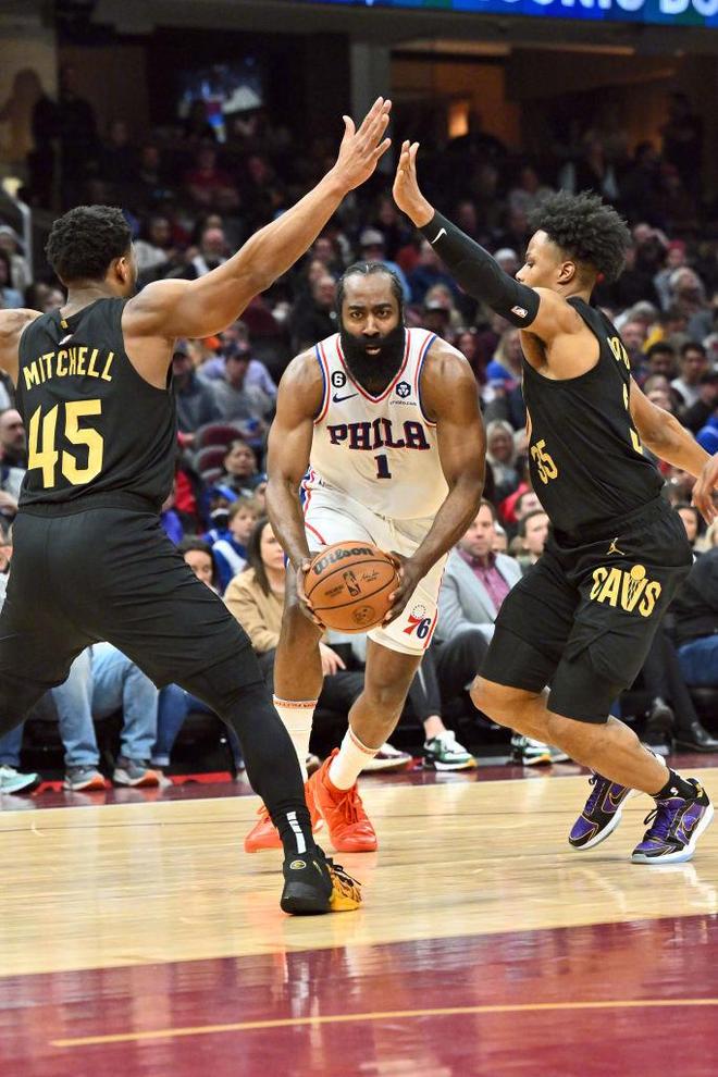 掘金碾压76人，易建联扛起全队