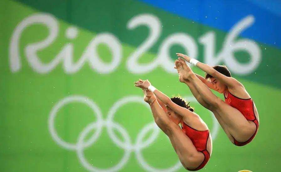 俄罗斯代表团在跳水比赛中包揽奖牌